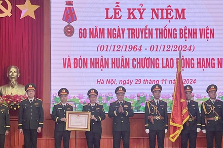 Thượng tướng Vũ Hải Sản, Thứ trưởng Quốc phòng thay mặt Đảng, Nhà nước trao tặng Huân chương Lao động hạng Nhì cho bệnh viện.