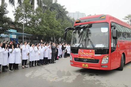 Bộ trưởng Y tế Đào Hồng Lan và các y, bác sĩ Bệnh viện K vẫy tay chào người bệnh về quê ăn Tết trên những "Chuyến xa yêu thương".