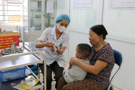 Ngành y tế Hà Nội triển khai tiêm chủng vaccine sởi cho trẻ em trong độ tuổi quy định trên địa bàn thành phố.