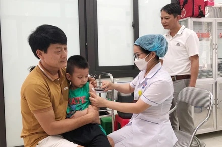 Người dân trên địa bàn Hà Nội đưa trẻ đi tiêm vaccine phòng bệnh sởi.