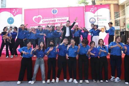 Các nghệ sĩ biểu diễn tại Chương trình "Mang âm nhạc đến bệnh viện số 201".