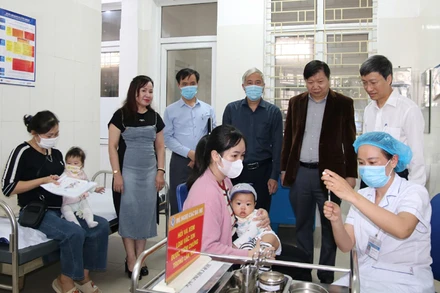 Cán bộ Trạm Y tế phường Yên Nghĩa tiêm vaccine sởi cho trẻ em trên địa bàn.