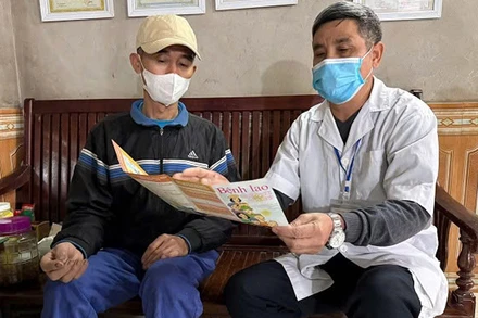 Cán bộ y tế tuyên truyền các biện pháp phòng, chống bệnh lao cho người dân trên địa bàn Hà Nội. (Ảnh: Văn Lập)