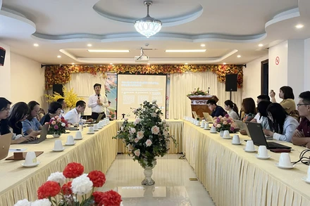 Các diễn giả chia sẻ thông tin tại buổi tập huấn.