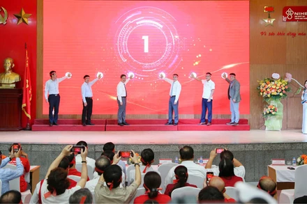 Lãnh đạo Bộ Y tế, Viện Huyết học-Truyền máu Trung ương và các đại biểu ấn nút phát động Hành trình Đỏ toàn quốc lần thứ XIII-năm 2025.