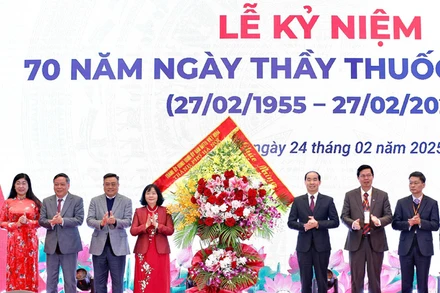 Lãnh đạo Thành ủy, Ủy ban nhân dân, thành phố Hà Nội trao tặng lẵng hoa cho lãnh đạo ngành y tế Hà Nội tại Lễ kỷ niệm 70 năm Ngày Thầy thuốc Việt Nam (27/2).