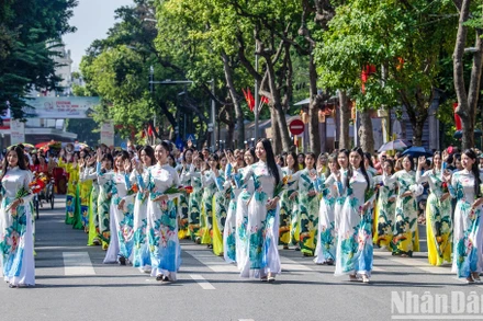 Carnaval Thu Hà Nội nằm trong khuôn khổ Festival Thu Hà Nội - một hoạt động do HPA phối hợp tổ chức - đã diễn ra sôi động, rực rỡ tại phố đi bộ hồ Hoàn Kiếm. (Ảnh: Thành Đạt)