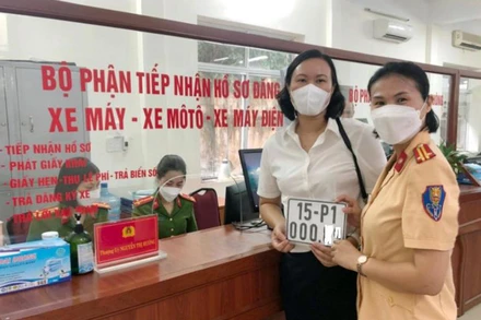 Trị giá xe mô tô làm căn cứ áp dụng mức thu lệ phí cấp chứng nhận đăng ký, biển số