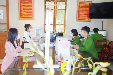 Công an tuyên truyền, giải quyết thủ tục hành chính cho người dân. Ảnh: bocongan. gov.vn