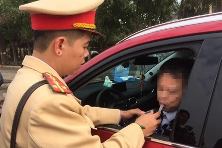 Kiểm tra nồng độ cồn. 