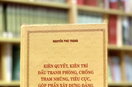 Cuốn sách "Kiên quyết, kiên trì đấu tranh phòng, chống tham nhũng, tiêu cực, góp phần xây dựng Đảng và Nhà nước ta ngày càng trong sạch, vững mạnh" của Tổng Bí thư Nguyễn Phú Trọng. (Ảnh: TTXVN) 