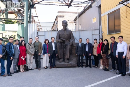 Tượng Bác cao 3 mét tại xưởng đúc tượng, chuẩn bị đặt lên bệ cao 1,5 mét tại khuôn viên. (Ảnh: THANH THỂ)