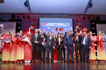 Chủ tịch Quốc hội Vương Đình Huệ tham dự Chương trình “Sắc màu văn hóa” ở Montevideo. Ảnh: DOÃN TẤN