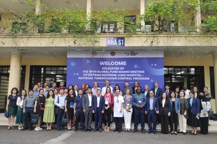 Đoàn đại biểu tham dự Hội nghị lần thứ 49 của Hội đồng điều hành Quỹ Toàn cầu đã đến thăm và làm việc tại Bệnh viện Phổi Trung ương.