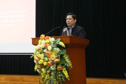 Đồng chí Nguyễn Văn Thể, Ủy viên Trung ương Đảng, Bí thư Đảng ủy khối phát biểu tại hội nghị.