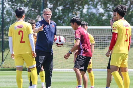 HLV Troussier và các học trò U23 Việt Nam (Ảnh: VFF)