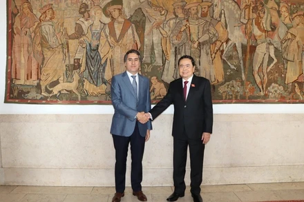 Phó Chủ tịch Thường trực Quốc hội Trần Thanh Mẫn và ông Francisco Andre Quốc vụ khanh Ngoại giao và Hợp tác Bồ Đào Nha. Ảnh: TTXVN