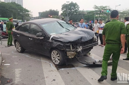 Hiện trường vụ tai nạn đặc biệt nghiêm trọng tại đường Võ Chí Công (Tây Hồ, Hà Nội) chiều 5/4. (Ảnh: Sơn Bách)