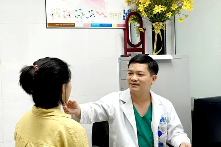 Thạc sĩ, bác sĩ Nguyễn Đình Quân, Phó Trưởng Khoa Phẫu thuật tạo hình thẩm mỹ và phục hồi chức năng, Bệnh viện Da liễu Trung ương khám cho người bệnh.