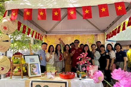 Đại sứ Nguyễn Tất Thành cùng các nhân viên Đại sứ quán Việt Nam tại Australia chụp ảnh tại gian hàng của Việt Nam. Nguồn ĐSQ Việt Nam tại Australia.