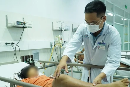 Bác sĩ thăm, khám cho bệnh nhân bị ngộ độc botulinum.