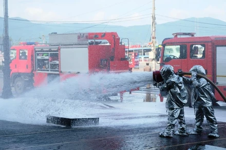 Diễn tập phòng cháy, chữa cháy tại Đà Nẵng. Ảnh: NGUYỄN TÙNG
