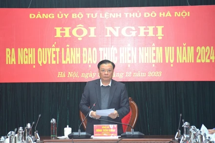 Đồng chí Đinh Tiến Dũng phát biểu tại hội nghị.