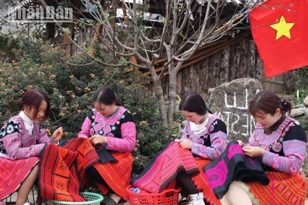 Phụ nữ dân tộc H'Mông chuẩn bị những bộ trang phục đẹp nhất đón Tết. Ảnh: Quốc Tuấn