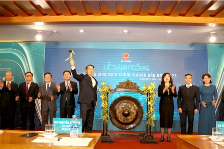 Thứ trưởng Tài chính Nguyễn Đức Chi thực hiện nghi thức đánh cồng khai trương giao dịch chứng khoán đầu năm 2023.