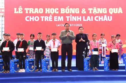 Thủ tướng Phạm Minh Chính trao quà và học bổng tặng các học sinh