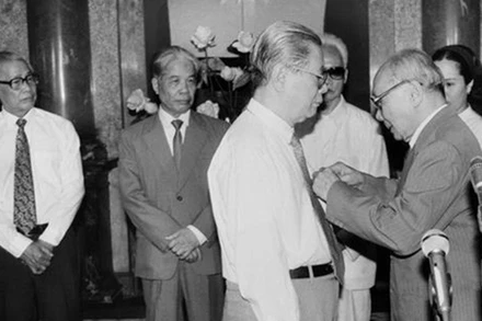 Tổng Bí thư Nguyễn Văn Linh nhận Huân chương Sao Vàng. 