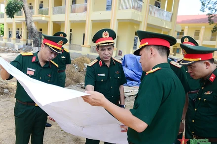 Đại tướng Phan Văn Giang kiểm tra Trung đoàn 102. Ảnh: Báo Quân đội nhân dân