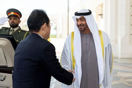 Tổng thống Các Tiểu vương quốc Ả Rập Thống nhất Sheikh Mohamed bin Zayed Al Nahyan tiếp ông Fumio Kishida, Thủ tướng Nhật Bản, ngày 17/7/2023. Ảnh: Reuters