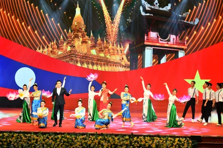 Một tiết mục văn nghệ tại Lễ kỷ niệm 60 năm Ngày thiết lập quan hệ ngoại giao và 45 năm Ngày ký Hiệp ước Hữu nghị và Hợp tác Việt Nam-Lào. Ảnh: Đăng Khoa