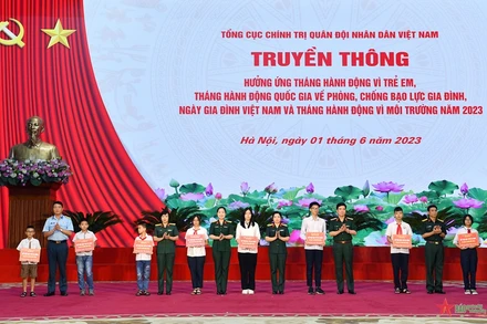 Ban tổ chức trao hỗ trợ, đỡ đầu tặng các cháu là con của cán bộ, nhân viên thuộc các đơn vị: Bộ Tổng Tham mưu, Tổng cục Hậu cần, Bộ Tư lệnh Thủ đô Hà Nội. Ảnh: Báo Quân đội nhân dân