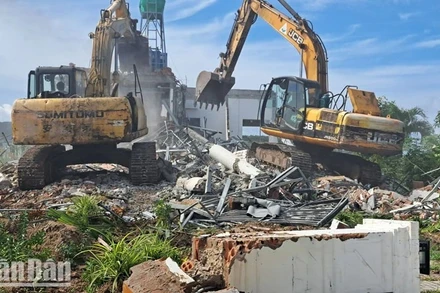 Hiện trường vụ cưỡng chế 14 căn biệt thự sáng 18/9 tại Phú Quốc. Ảnh: Quốc Trinh