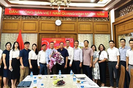 Chi bộ tặng hoa cho Bí thư-Đại sứ Lý Quốc Tuấn nhận huy hiệu 30 năm tuổi Đảng. (Ảnh: TTXVN phát)