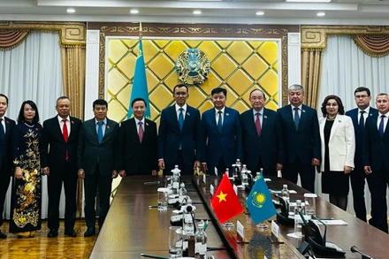 Phó Chủ tịch Quốc hội Nguyễn Khắc Định và Phó Chủ tịch Thượng viện Kazakhstan Zhakip Asanov cùng các đại biểu 2 nước tham dự hội đàm. (Ảnh: TTXVN phát)