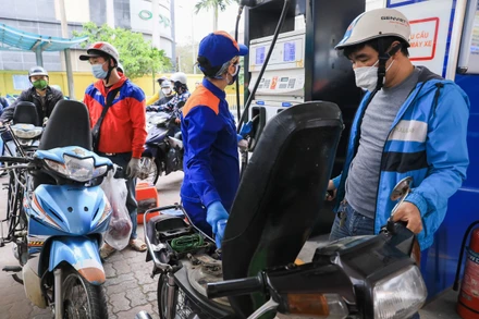 Giá xăng tiếp tục tăng nhẹ từ 15 giờ ngày 3/1