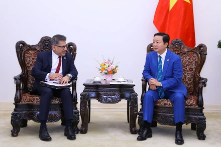 Phó Thủ tướng Trần Hồng Hà tiếp ông Nitin Kapoor, Chủ tịch kiêm Tổng Giám đốc Công ty AstraZeneca. Ảnh: VGP