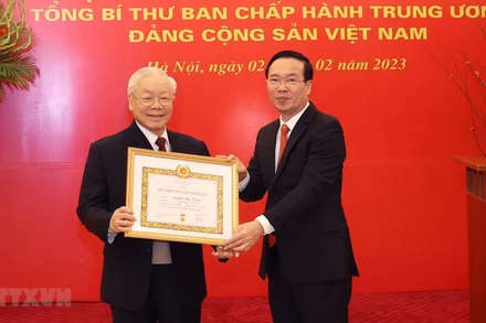 Đồng chí Võ Văn Thưởng, Ủy viên Bộ Chính trị, Thường trực Ban Bí thư trao Huy hiệu 55 năm tuổi Đảng tặng Tổng Bí thư Nguyễn Phú Trọng. (Ảnh: TTXVN)