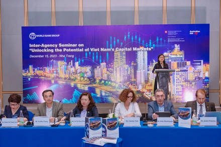 Các thành viên chủ tọa tại hội thảo.