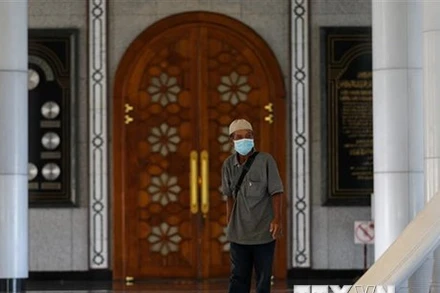 Người dân đeo khẩu trang phòng lây nhiễm Covid-19 tại Bandar Seri Begawan, Brunei, ngày 16/3/2020. (Ảnh: AFP/TTXVN)