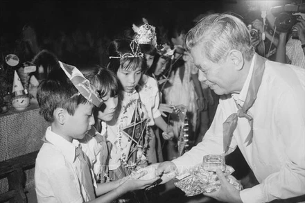 Tổng Bí thư Nguyễn Văn Linh và các cháu thiếu nhi. 