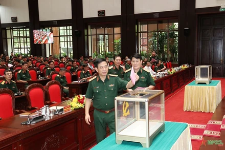 Các đại biểu Quân ủy Trung ương bỏ phiếu giới thiệu cán bộ quy hoạch Ban Chấp hành Trung ương Đảng khóa XIV. Ảnh: Báo Quân đội nhân dân