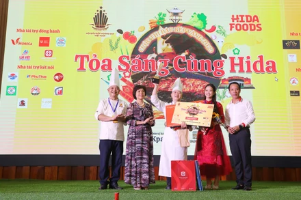 Trao giải Nhất cho thí sinh Hoàng Thanh Tùng.