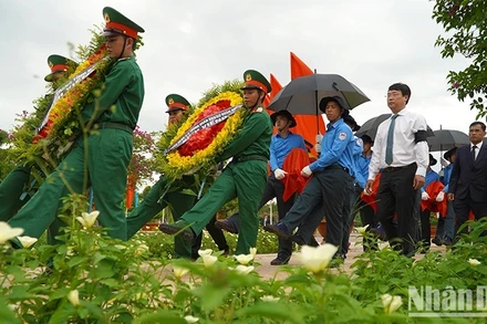 Đưa tiễn các anh về với đất mẹ. (Ảnh: HỮU NGHĨA)