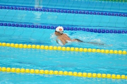 Vận động viên Lê Tiến Đạt trên đường bơi. 