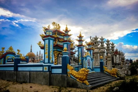 Những ngôi mộ được xây dựng tiền tỷ ở thành phố Huế. Ảnh: Công Hậu