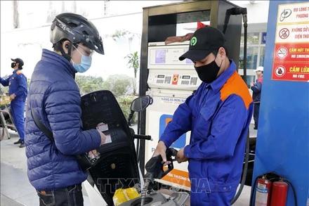 Mua, bán xăng, dầu tại một điểm kinh doanh xăng dầu (Hà Nội). (Ảnh: TTXVN)